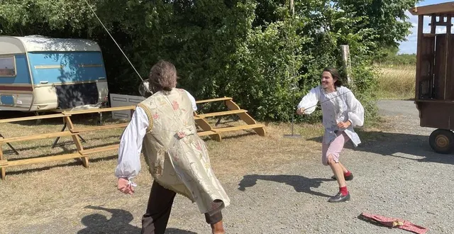 photo  la houlala compagnie répète pour son nouveau spectacle de cape et d’épée.  &copy;  le maine libre 