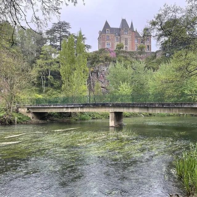 photo l’orne s’écoule lentement, sous la surveillance du château de mesnil-glaise.  ©  ouest-france