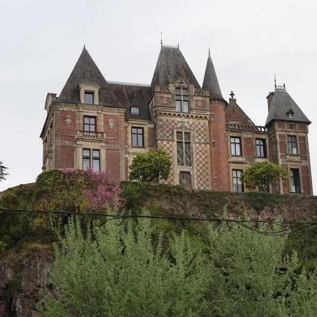photo le château de mesnil-glaise, datant du xixe siècle, surplombe la vallée de l’orne.  ©  ouest-france