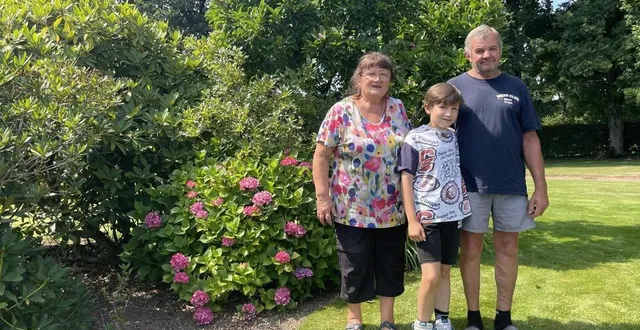 photo  jocelyne et gilles landreau et leur petit-fils charly devant le jardin familial.  &copy;  ouest-france 