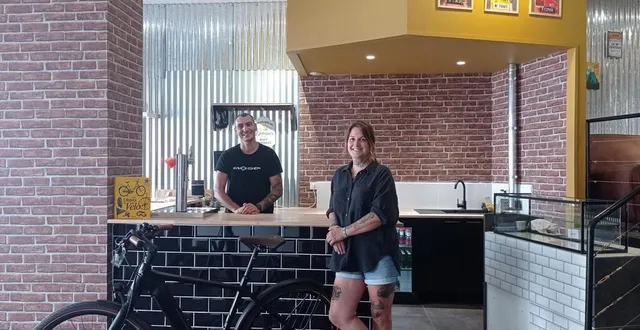 photo  éléonore pierre et mathieu gratesac au cœur du hangar à léo, en cours d’aménagement. le lieu ouvrira ses portes le 4 août 2025.  &copy;  ouest-france 