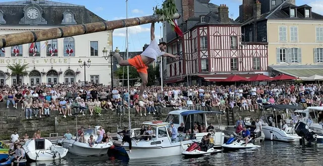 photo  dix finalistes vont s’affronter ce lundi 14 juillet 2025 pour tenter de décrocher les lauriers et le drapeau accrochés au bout d’un mât savonné de 12,5 m de long.  &copy;  ouest-france 
