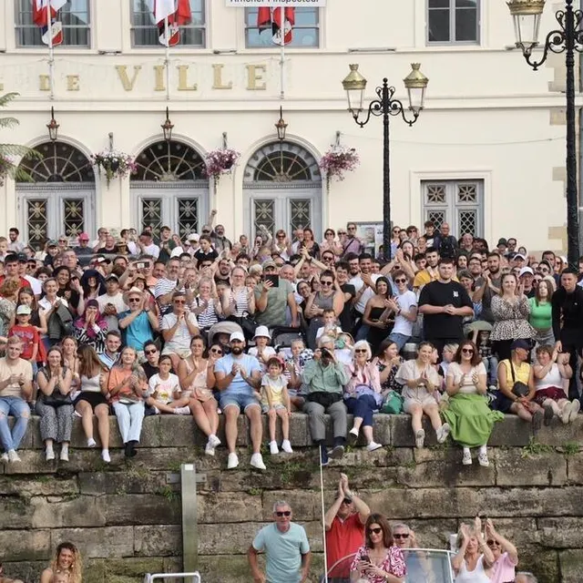 photo des milliers de spectateurs se massent chaque année autour du vieux bassin de honfleur pour suivre l'épreuve.  ©  ouest-france