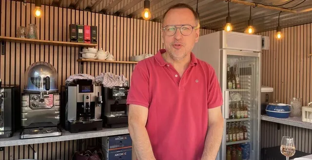 photo  à sablé-sur-sarthe, christophe bourdin est devenu le nouveau gérant de la guinguette du marché, ouverte uniquement le samedi, de 7 h à 14 h.  &copy;  ouest-france 