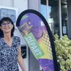 photo la directrice de l’ibis styles de la gare de saumur, cathy lucas, annonce la couleur à l’entrée de l’hôtel, pour la 9e étape du tour de france.