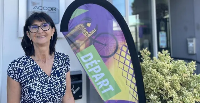 photo  la directrice de l’ibis styles de la gare de saumur, cathy lucas, annonce la couleur à l’entrée de l’hôtel, pour la 9e étape du tour de france.  &copy;  co 