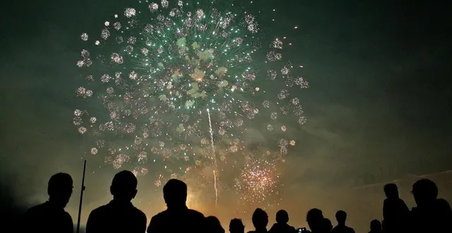 photo  en 2024, à sablé-sur-sarthe, le feu d’artifice était tiré entre la maison de l’écluse et les remparts du château.  &copy;  ouest-france 