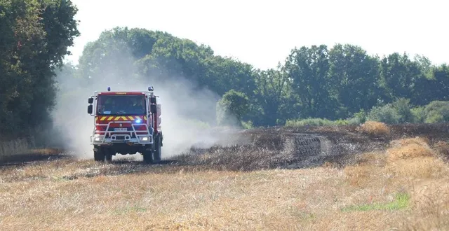 photo  à saint-michel-de-chavaigne dans la sarthe, quatre hectares de champs ont brulé.  &copy;  archives 