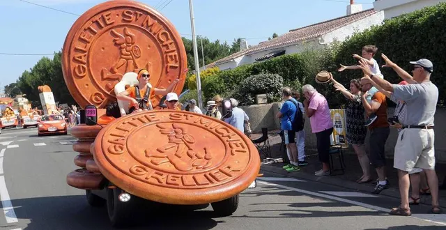 photo d’abord positionnée après le passage des coureurs, la caravane publicitaire précède aujourd’hui d’environ deux heures le peloton. © photo : ouest-france archives