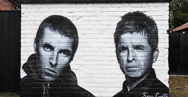 photo  une fresque signée scott wilcock alias snow graffiti représentant liam (à gauche) et noel gallagher d’oasis sur le mur d’un pub à proximité d’heaton park, à manchester.  &copy;  paul elliis/afp 