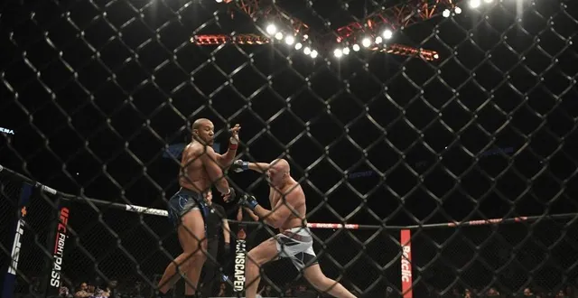 photo  à gauche, le français cyril gane lors de son combat contre serghei spivac à l’ufc paris 2.  &copy;  julien de rosa / afp 