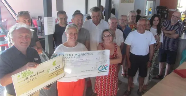 photo  vincent charbonnier, président de soleil afelt (à gauche), accompagné de maryse tudoux, administratrice et ex-présidente (3e à partir de la gauche), a reçu un chèque de 10 000 € des mains de magalie girardeau, présidente d’elosia qui, de son côté, a reçu un chèque de 250 € de bécon échanges amitiés.  &copy;  ouest-france 