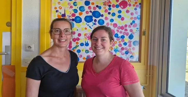photo  cécile pagerie (à gauche) a reçu la nouvelle directrice de l’école, cathleen lair, dans sa classe de maternelle pour une bonne transmission de ce poste qu’elle a occupé depuis 18 ans.  &copy;  ouest-france 