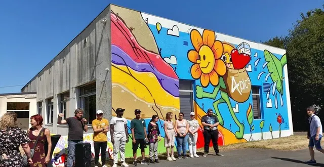 photo  vincent nivelleau, coordinateur, et une partie des jeunes qui ont réalisé la fresque.  &copy;  ouest-france 