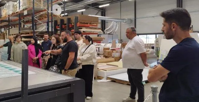 photo  les participants ont écouté avec attention les explications du responsable de chez ici.  &copy;  co 