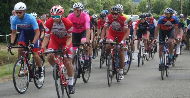 photo  les arrivées se règlent parfois au sprint.  &copy;  le maine libre 