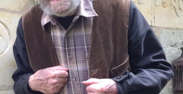photo  michel boillot devant le petit pavillon-musée de son jardin.  &copy;  le maine libre 
