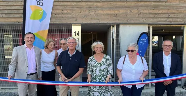 photo  gonzague noyelle, directeur général de podeliha, dominique bréjeon maire, isabelle raimbault et christine huu adjointes, régis rousseau président du comité régional action logement des pays de la loire, derrière, des représentants de philippon-kart architectes urbanistes.  &copy;  co 