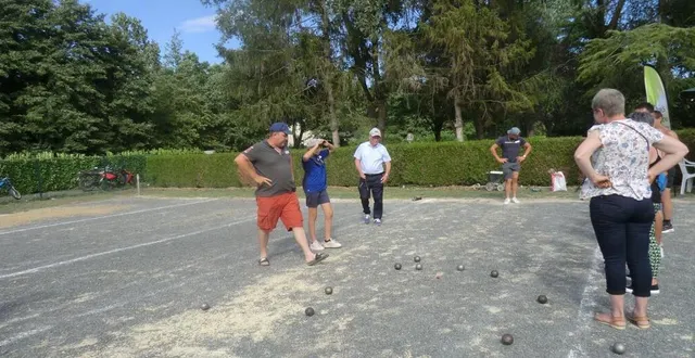 photo  lors de la fête communale, la pétanque est très prisée et rassemble les habitants des trois communes.  &copy;  co 