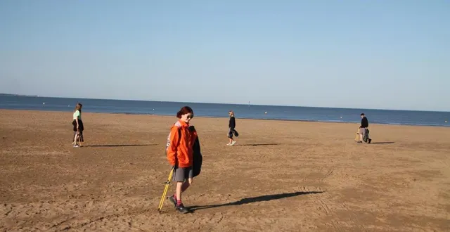 photo  six saisonniers ramassent les déchets, du lundi au samedi, sur les plages de saint-brevin-les-pins.  &copy;  ouest-france 