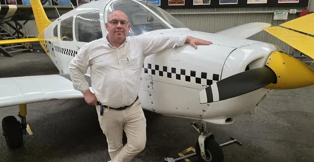 photo  philippe renaudet, président de l’association de l’aérienne du choletais, à côté d’un avion piper pa-28, dans le hangar du club à cholet.  &copy;  ouest-france 