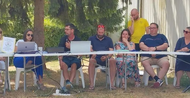 photo  les membres du bureau autour de germain tessier, président debout, lors de l'assemblée générale.  &copy;  ouest-france 