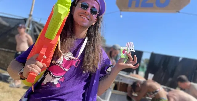 photo  avec son pistolet à eau, les campeurs prennent de la fraîcheur : 