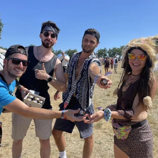 photo martin et maxime de l’association aremacs tendent des cendriers à eloïse, couvre-chef à poils longs sur la tête aux côtés de louis : \\