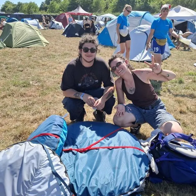 photo mathys, 19 ans et angie, 21 ans, ont traversé la france pour assister au dub camp festival : \\