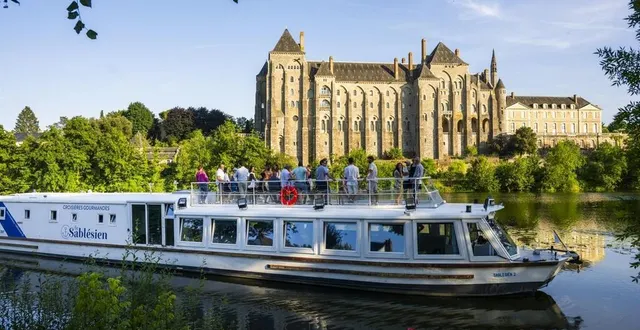 photo  tout au long de l’été, le bateau restaurant le sablésien ii (ici devant l’abbaye de solesmes) navigue sur la sarthe en aval de sablé-sur-sarthe où se situe son port d’attache.  &copy;  pascal beltrami 