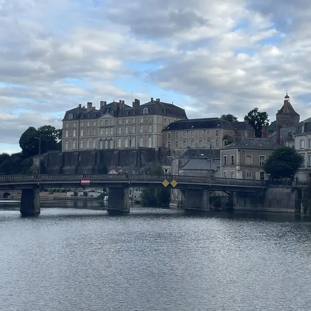 Sur le chemin du retour, vous aurez une vue imprenable sur le château de Sablé-sur-Sarthe, qui domine la rivière et le port. Ouest-France photo sur le chemin du retour, vous aurez une vue imprenable sur le château de sablé-sur-sarthe, qui domine la rivière et le port. © ouest-france
