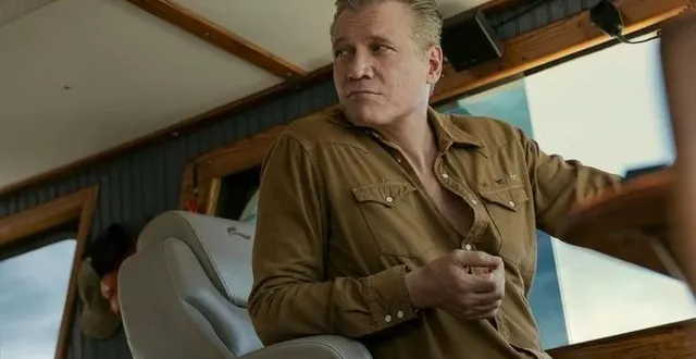 photo  holt mccallany dans « the waterfront » sur netflix.  &copy;  netflix 