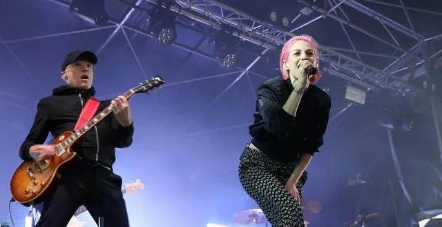 photo  superbus, le groupe pop-rock né en 1999, sur la scène du parking de sion, à saint-hilaire-de-riez, samedi 6 juillet 2024.  &copy;  claire giovaninetti / ouest-france 