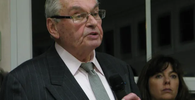 photo  gérard chasseguet lorsqu’il quitta la mairie de dissay-sous-courcillon, à 84 ans, en 2014.  &copy;  archives ouest-france 