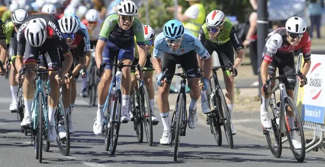 photo  matthew fox (vc rouen, au centre) a devancé farley barber (sco dijon, à droite) d’un boyau sur la ligne.  &copy;  co - christophe bernard 