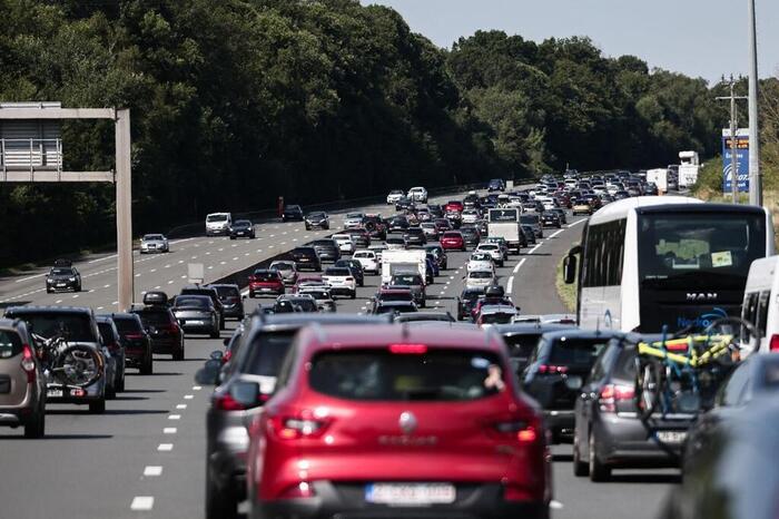 Départs en vacances : plus de 1 000 km de bouchons sur les routes françaises ce samedi  (Ouest-France)
