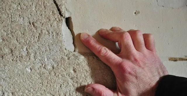 photo  les fissures demandent des travaux de réparation.  &copy;  archives le maine libre 