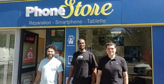 photo  mohamed touré, patron de phone store en compagnie de ses deux équipiers : hamza (à gauche) et killian.  &copy;  ouest-france 