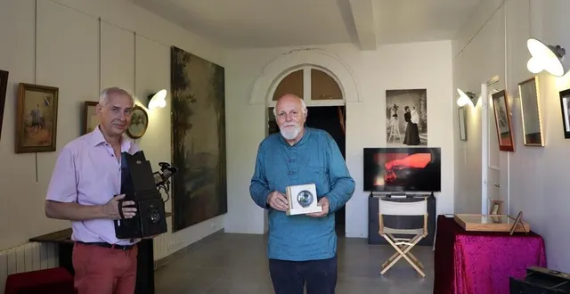 photo  jean distel (à gauche) et patrick salètes (à droite) ont inauguré, vendredi 4 juillet 2025, une nouvelle salle au sein de l’atelier malicot dédiée à la pédagogie autour de la photographie.  &copy;  ouest-france 
