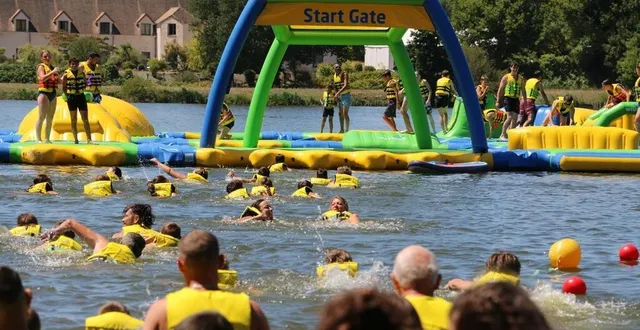 photo  carton plein à l’ouverture de l’aquaparc sur la base de loisirs de mansigné.  &copy;  ouest-france 