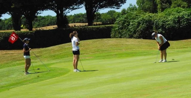photo  au putt sur le dernier green, à droite, camille guitton (la freslonnière) devant sophie delfosse (bondues) et lou fourdan (saint-laurent) se disputeront la victoire finale chez les dames.  &copy;  ouest-france 