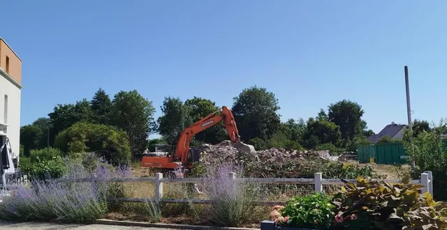 photo  l’ancien garage buron, ainsi que les deux maisons qui l’entouraient, ne sont désormais plus.  &copy;  co 