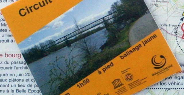 photo  concentrant cartographie et informations, ces guides de randonnée des circuits communaux sont bien conçus et tiennent dans la poche.  &copy;  co 