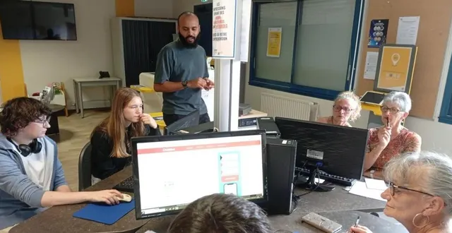 photo  théodore pujar expliquant le fonctionnement d’une appli pour se rendre à cholet.  &copy;  co 