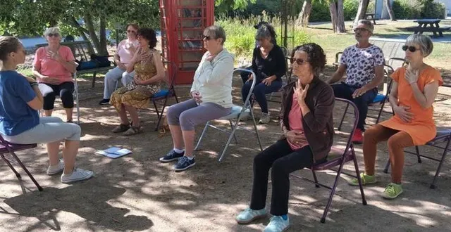 photo  le mercredi matin, le parc henri-goude accueille du yoga sur chaise.  &copy;  le maine libre 