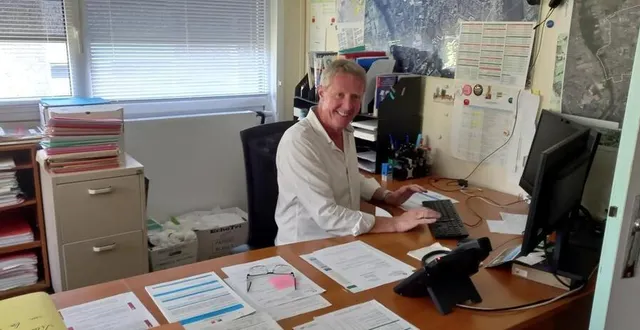 photo  jean-françois alisse a consacré son dernier jour au rangement des nombreux dossiers en cours.  &copy;  le maine libre 