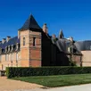 photo  le château est reconnaissable à la couleur de ses façades. 