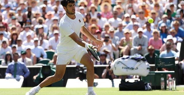 photo carlos alcaraz est en quête d’un triplé à wimbledon face à jannik sinner en ce dimanche 13 juillet 2025. © ezra shaw / afp