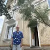 photo  mazé-milon, le 2 juillet 2025. laurent gatard est devenu propriétaire de la maison « le tamaris » en 2019. la mosaïque a été réalisée en 1935 par pierre de guisti lors de la construction de la villa. 