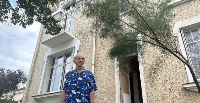 photo  mazé-milon, le 2 juillet 2025. laurent gatard est devenu propriétaire de la maison « le tamaris » en 2019. la mosaïque a été réalisée en 1935 par pierre de guisti lors de la construction de la villa.  &copy;  co – christophe ricci 